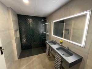 Un baño con lavabo y ducha en Ca la Pepeta i Josep, en Deltebre