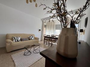 una sala de estar con un jarrón sobre una mesa en Ca la Pepeta i Josep, en Deltebre