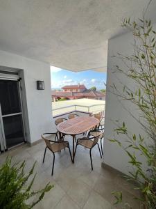 Un patio con una mesa y sillas en un balcón. en Ca la Pepeta i Josep, en Deltebre