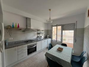 Una cocina con una mesa y un comedor. en Ca la Pepeta i Josep, en Deltebre 16 fotos más