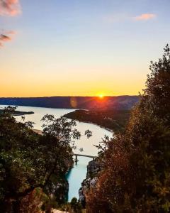 uitzicht op een rivier met zonsondergang op de achtergrond bij EDEN studio - Gréoux-Les-Bains in Gréoux-les-Bains +2 foto's