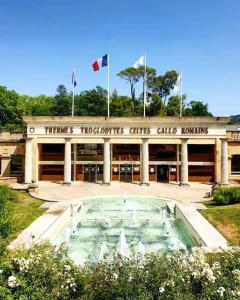 een gebouw met een fontein ervoor bij EDEN studio - Gréoux-Les-Bains in Gréoux-les-Bains