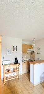 een keuken met een houten tafel en een aanrecht bij EDEN studio - Gréoux-Les-Bains in Gréoux-les-Bains