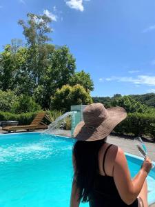 ベント・ゴンサルベスにあるChalé com Hidro, Lareira, cavalo, piscina, trilhaの帽子を被った女