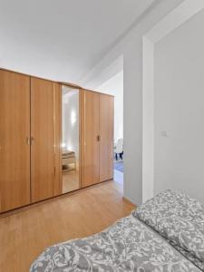 Giường trong phòng chung tại Double King Size Haven