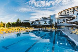 Bazén v ubytovaní Thermenhotel PuchasPLUS Stegersbach alebo v jeho blízkosti