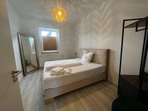 a small bedroom with a bed and a mirror at Lisboa: Messe-/Business-/Ferienwohnung in Hilden