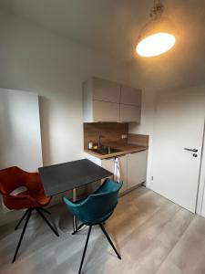 ヒルデンにあるLisboa: Messe/Business/FeWo DUSのキッチン(テーブル、青い椅子付) +23枚の写真