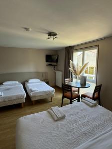Postel nebo postele na pokoji v ubytování Hôtel La Métairie & Piscine + 59 fotografií