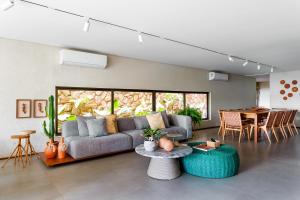 a living room with a couch and a table at Casa Playa Milagres in São Miguel dos Milagres