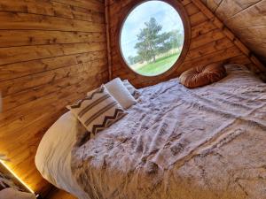 Ένα ή περισσότερα κρεβάτια σε δωμάτιο στο La Cabane Indiana - Le Souffle du Saule - SPA +42 φωτογραφίες