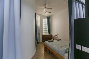 una piccola camera da letto con un letto e una finestra di Comfortable 49 m Apartment in the Heart of Paris a Parigi Altre 8 foto