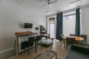un soggiorno con un divano, un tavolo e delle sedie di Comfortable 49 m Apartment in the Heart of Paris a Parigi