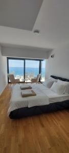 ein Schlafzimmer mit großem Bett und Blick auf das Meer in der Unterkunft Sea Cliff Villa in Bar