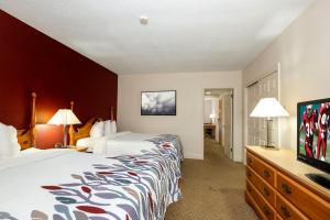 En eller flere senger på et rom på Red Roof Inn & Suites Hazleton