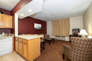 En TV eller et underholdningssystem på Red Roof Inn & Suites Hazleton