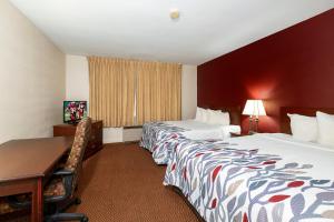 En eller flere senger på et rom på Red Roof Inn & Suites Hazleton