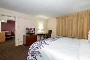 En eller flere senger på et rom på Red Roof Inn & Suites Hazleton