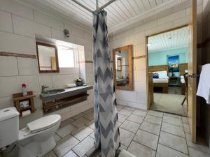 Koupelna v ubytování Mustique Suites Curacao + 37 fotografií
