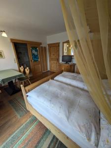 Voodi või voodid majutusasutuse Pension Kirchleitn toas