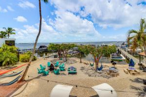 キーラーゴにあるKey Largo Condo - Community Pool, Marina and Beach!の海の景色を望むビーチ(椅子、テーブル付)