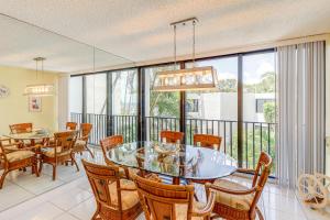 キーラーゴにあるKey Largo Condo - Community Pool, Marina and Beach!のダイニングルーム(ガラスのテーブル、椅子付)