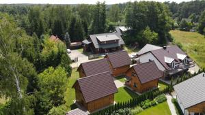 eine Luftaufnahme eines Hauses mit Garten in der Unterkunft Apartamenty i domki letniskowe Galapagos in Okuninka