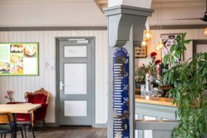 Restoran või mõni muu söögikoht majutusasutuses Hotel Over de Brug