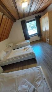 Ένα ή περισσότερα κρεβάτια σε δωμάτιο στο WA122 - Große Monteurwohnung Übergangswohnung +4 φωτογραφίες