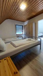 Ένα ή περισσότερα κρεβάτια σε δωμάτιο στο WA122 - Große Monteurwohnung Übergangswohnung