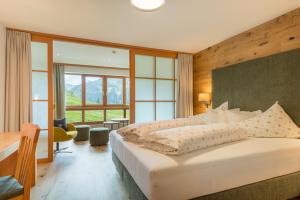 Postel nebo postele na pokoji v ubytování Alpenresort Walsertal + 37 fotografií