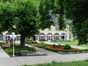 a large building with flowers in front of it at Ferienwohnungen Waldsicht und Dorfsicht in Winkel