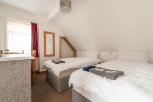 Postel nebo postele na pokoji v ubytování Moonside Rooms