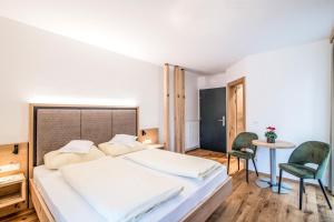 Postel nebo postele na pokoji v ubytování Hotel Sterzinger Moos + 37 fotografií
