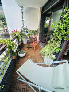 パリにあるLes Chambres de Davidのバルコニー(テーブル、鉢植えの植物付)
