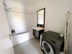 ein Badezimmer mit Waschmaschine und Waschbecken in der Unterkunft Duplex 3 chambres grande terrasse dernier étage in Nanterre