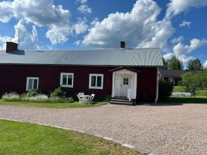 a red barn with a white door at Oleby Källbacken in Torsby