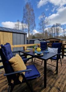 patio con tavolo e sedie su una terrazza di Tiny House Finja - Wohlfühldomizil am Plauer See a Stuer