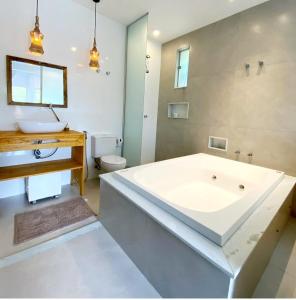 Bilik mandi di Espaço Villa Pella - Chalé Rosa +21 gambar