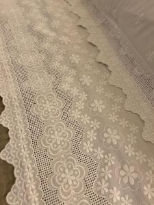 un copriletto bianco con fiori bianchi sopra di Assisi, la Noce ad Assisi