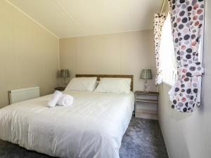 um quarto com uma cama com duas toalhas em Peacock Lodge em Coalville