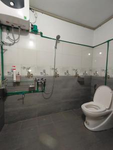 Làng CacにあるDuong Thuong - Eco Houseのシャワーとトイレ付きのバスルーム +52枚の写真