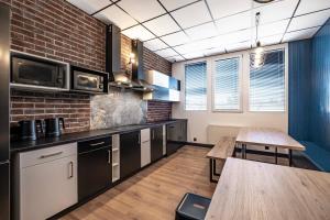 Kuchyň nebo kuchyňský kout v ubytování Vola Hostel