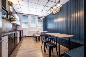 Kuchyň nebo kuchyňský kout v ubytování Vola Hostel