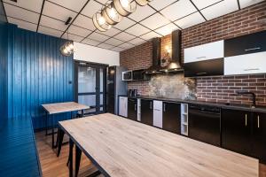 Kuchyň nebo kuchyňský kout v ubytování Vola Hostel + 37 fotografií