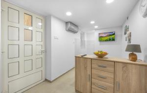 un corridoio con porta bianca e armadietto in legno di Pet Friendly Apartment In Rogoznica a Rogoznica (Rogosnizza) Altre 12 foto