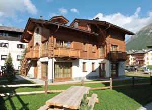 O vedere generală la munți sau o vedere la munte luată de la acest chalet