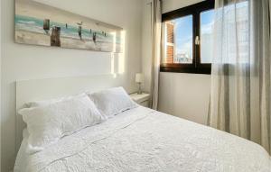 A bed or beds in a room at Awesome Apartment In Estepona With Wifi Még 9 kép