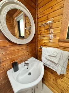 Koupelna v ubytování Cosy Portmor Log Cabin- Sea views, Deck & Relaxation