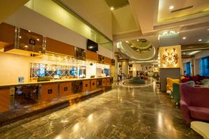 un grand hall avec un bar et un restaurant dans l'établissement Orange County Alanya, à Alanya